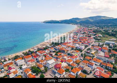 Un drone aérien a tiré sur un village célèbre et une longue plage de sable de Sarti, Halkidiki, Grèce. Photo de haute qualité Banque D'Images