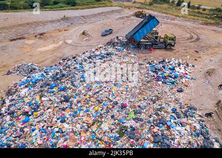 vue aérienne d'un tombereau à benne basculante déchargeant des déchets dans une décharge. Photo de haute qualité Banque D'Images