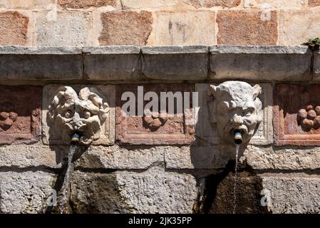 Célèbre fontaine médiévale de 99 becs dans la vieille ville de l'Aquila, Abruzzi en Italie Banque D'Images