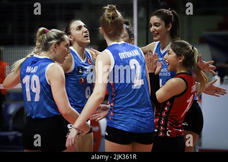 ISTANBUL, TURQUIE - 11 FÉVRIER 2022 : les joueurs de Turk Hava Yollari célèbrent le point de score lors du match de la Ligue des sultans turcs de Karayollari à Burhan Fele Banque D'Images