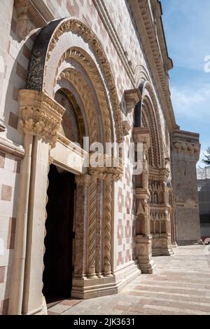 Porte avant ornée de la basilique romane reconstruite di Santa Maria di Collemaggio à l'Aquila, Abruzzo en Italie Banque D'Images