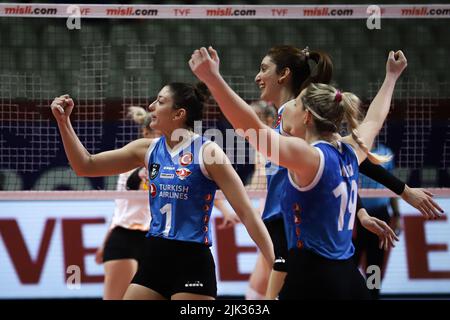 ISTANBUL, TURQUIE - 11 FÉVRIER 2022 : les joueurs de Turk Hava Yollari célèbrent le point de score lors du match de la Ligue des sultans turcs de Karayollari à Burhan Fele Banque D'Images