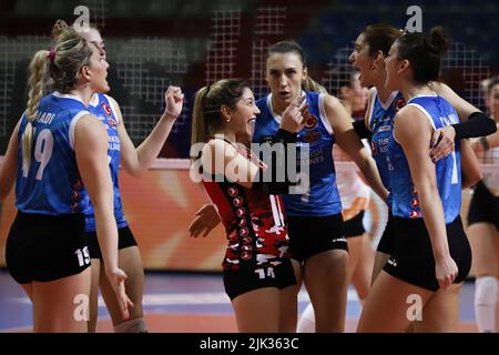 ISTANBUL, TURQUIE - 11 FÉVRIER 2022 : les joueurs de Turk Hava Yollari célèbrent le point de score lors du match de la Ligue des sultans turcs de Karayollari à Burhan Fele Banque D'Images