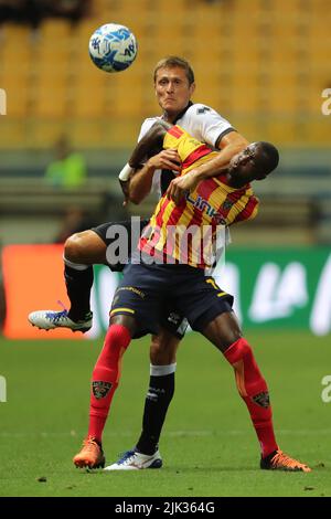 Simone Romagnoli de PARME CALCIO concurrence pour le ballon avec Assan Ceesay de US LECCE lors du match amical entre Parme Calcio et US Lecce at en Banque D'Images