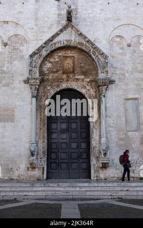 Façade de la basilique emblématique de San Nicola dans le centre-ville de Bari, en Italie Banque D'Images