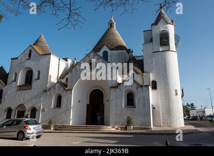 Célèbre église en forme de Trullo Sant'Antonio di Padova à Alberobello, Italie Banque D'Images