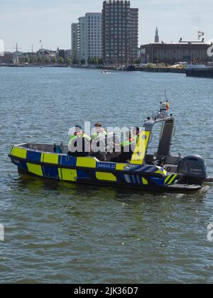 Anvers, Belgique, le 24 juillet 2022, la police maritime fédérale sur leur bateau de police l'Argus 22 pendant les courses de Tall Ships dans le Kattendijkdok à Antw Banque D'Images