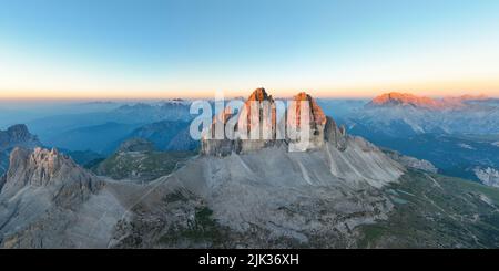 Vue d'en haut, vue aérienne stupéfiante des trois sommets de Lavaredo (Tre cime di Lavaredo) pendant un beau lever de soleil. Banque D'Images