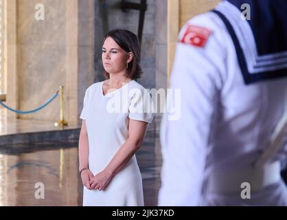 Ankara, Turquie. 30th juillet 2022. Annalena Baerbock (Bündnis 90/Die Grünen), ministre des Affaires étrangères, se tient au Mausolée d'Atatürk après la cérémonie de pose des couronnes. Credit: Annette Riedl/dpa/Alay Live News Banque D'Images