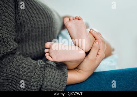 Je vous aime pour toujours, c'est une promesse. Gros plan d'une femme tenant ses petits pieds de babayes. Banque D'Images