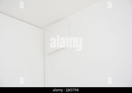 Rénovation de la salle de bains: Installation d'une élégante ventilation de salle de bains, ventilateur d'évacuation qui disparaît sur le mur blanc. Ventilation moderne cachée dans la salle de bains Banque D'Images