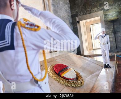 Ankara, Turquie. 30th juillet 2022. « Le ministre fédéral des Affaires étrangères » est écrit sur la couronne du mausolée d'Atatürk, prise lors de la visite du ministre des Affaires étrangères Baerbock. Credit: Annette Riedl/dpa/Alay Live News Banque D'Images