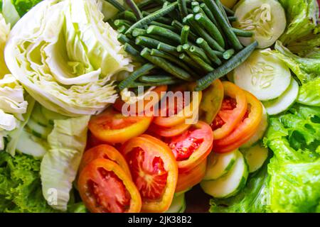 un mélange de salade saine, légumes, concombres frais, chou, tomates, Haricots longs ou yardlong, menu régime. Vue de dessus., pose à plat Banque D'Images