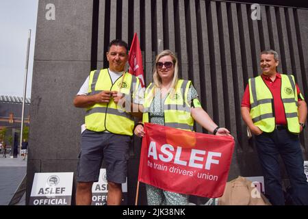 Londres, Royaume-Uni. 30th juillet 2022. Piquet à la gare de King's Cross. Le syndicat des conducteurs de train ASLEF (Associated Society of Locomotive Engineers and Firemen) a organisé des sorties de train sur salaire. Credit: Vuk Valcic/Alamy Live News Banque D'Images