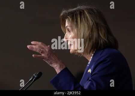 Washington DC, États-Unis. 30th juillet 2022. Présidente de la Chambre des représentants des États-Unis Nancy Pelosi (démocrate de Californie) tient une conférence de presse sur Capitol Hill à Washington, DC, USA, le vendredi de juillet, 29 juillet 2022. Photo de Chris Kleponis / CNP/ABACAPRESS.COM crédit: Abaca Press/Alay Live News Banque D'Images