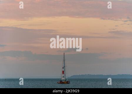 Southend on Sea, Essex, Royaume-Uni. 30th juillet 2022. La course de yacht Clipper Round the World a débuté sur l'estuaire de la Tamise en septembre 2019, mais a été interrompue à mi-chemin sur la route mondiale en raison de la pandémie de COVID 19. Au début de l'année, les yachts de course ont achevé la route 40 000nm jusqu'à la ligne d'arrivée dans l'estuaire de la Tamise, au large de Southend Pier, à l'aube. La course globale a été remportée par l'écurie Qingdao, vue à la fin. 11 équipes se sont garantes dans des yachts identiques de 70 pieds Banque D'Images