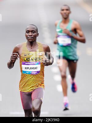 Victor Kiplangat, de l'Ouganda, est à la tête d'Alphonce Felix Simbu, de la Tanzanie, lors du Marathon masculin, le deuxième jour des Jeux du Commonwealth de 2022 à Birmingham. Date de la photo: Samedi 30 juillet 2022. Banque D'Images