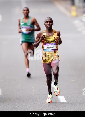 Victor Kiplangat, de l'Ouganda, est à la tête d'Alphonce Felix Simbu, de la Tanzanie, lors du Marathon masculin, le deuxième jour des Jeux du Commonwealth de 2022 à Birmingham. Date de la photo: Samedi 30 juillet 2022. Banque D'Images