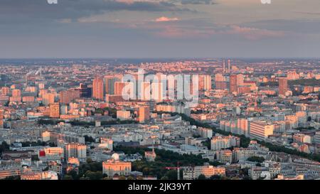 Paris, France - 19 juin 2019 : coucher de soleil sur la partie sud-est de Paris, capitale de la France Banque D'Images