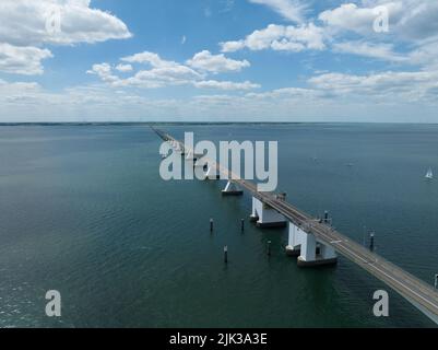 Pont de Zeelandbridge à l'infini dans la vue aérienne de drone de distance. Partie de Delta fonctionne. Infrastructure néerlandaise holland Zeeland. Livraison du transport Banque D'Images