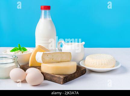 Assortiment de produits laitiers sur fond bleu. Banque D'Images