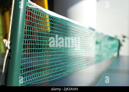 Filet sur une table verte. Filet de ping-pong ou de ping-pong. Mise au point sélective. Pas de gens, personne. Banque D'Images