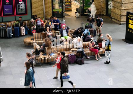 Gare de Kings Cross, Londres, Royaume-Uni. 30th juillet 2022. Les membres syndicaux de l'ASLEF prennent des mesures de grève, service limité de trains à la gare de Kings Cross. Crédit : Matthew Chattle/Alay Live News Banque D'Images