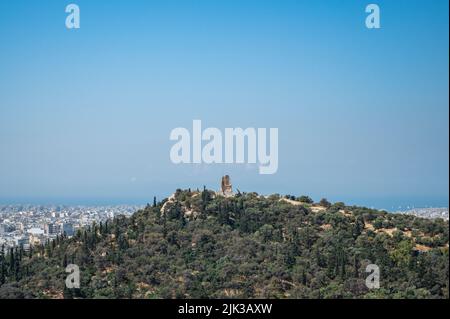 ATHÈNES, GRÈCE - 14 MAI 2022 : vue panoramique depuis l'Acropole athénienne située sur une corniche rocheuse au-dessus de la ville d'Athènes. Jour ensoleillé Banque D'Images