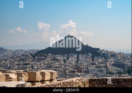 ATHÈNES, GRÈCE - 14 MAI 2022 : vue panoramique depuis l'Acropole athénienne située sur une corniche rocheuse au-dessus de la ville d'Athènes. Jour ensoleillé Banque D'Images