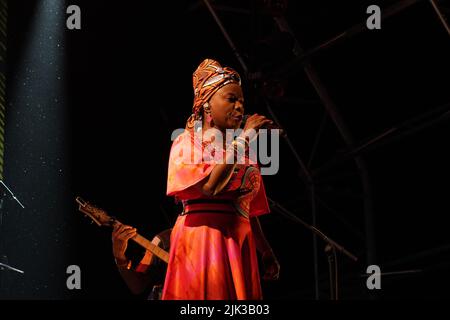 WOMAD, Charlton Park, Royaume-Uni. 29th août 2022. Angélique Kid-JO cinq fois lauréat du Grammy Award et auteur-compositeur béninois, se produit au WOMAD à l'occasion de son anniversaire de 40th, après trois ans de hiatus en raison de la pandémie. Crédit : Natasha Quarmby/Alay Live News Banque D'Images