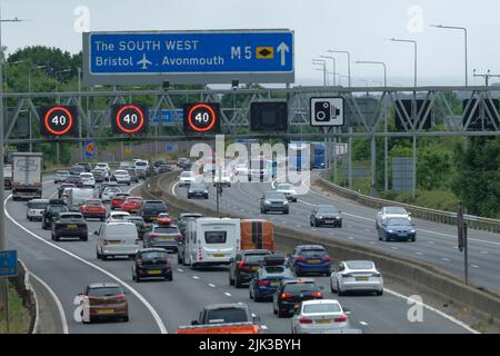 Bristol, Royaume-Uni. 30th juillet 2022. La grève des trains exerce une pression supplémentaire sur les autoroutes aujourd'hui, l'AA a émis une alerte Amber et conseille la conduite sera difficile ; les conducteurs doivent bien se préparer et prendre des précautions supplémentaires. L'image montre une congestion importante sur le M5 près de J15 alors que les gens se dirigent vers le sud. La matrice d'autoroutes gérées est activée. Les autoroutes anglaises affichent des vitesses moyennes inférieures À 30mph. Crédit : JMF News/Alay Live News Banque D'Images