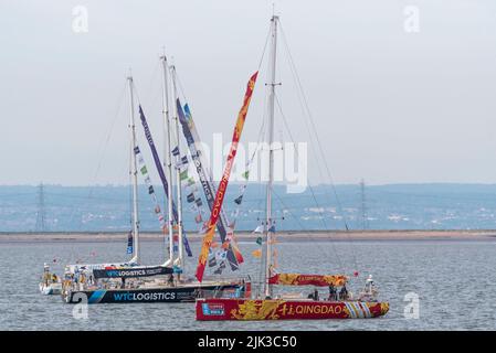 Southend on Sea, Essex, Royaume-Uni. 30th juillet 2022. La course de yacht Clipper Round the World a débuté sur l'estuaire de la Tamise en septembre 2019, mais a été interrompue à mi-chemin sur la route mondiale en raison de la pandémie de COVID 19. Au début de l'année, les yachts de course ont achevé la route 40 000nm jusqu'à la ligne d'arrivée dans l'estuaire de la Tamise, au large de Southend Pier, à l'aube. La course globale a été remportée par l'équipe de Qingdao, ici après la course arrimé prêt à se diriger vers les célébrations à Royal Albert Dock, avec d'autres équipes.11 équipes ont pris le parc dans des yachts identiques de 70 pieds Banque D'Images