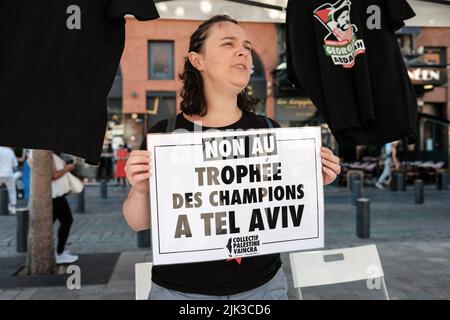 Toulouse, France. 30th juillet 2022. A l'appel du collectif Palestine Vaincra, réhabilité par le Conseil d'Etat il y a quelques semaines, plusieurs activistes ont organisé un stand d'information pour le boycott du Trophée des Champions, et plus largement des produits israéliens. Le Trophée des champions est un match de football entre PSG (champion de Ligue 1) et le FC Nantes (vainqueur du coupe de France) sur 31 juillet 2022 à tel Aviv (Israël). Pour le collectif, ce trophée est une opération commerciale organisée par la Ligue professionnelle de football, autour des promoteurs de la "diplomatie des sports". Ils Banque D'Images