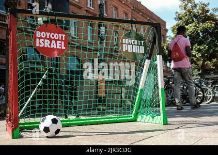 Toulouse, France. 30th juillet 2022. Objectif de football, avec des panneaux 'boycott Israël' et 'boycott Puma'. A l'appel du collectif Palestine Vaincra, réhabilité par le Conseil d'Etat il y a quelques semaines, plusieurs activistes ont organisé un stand d'information pour le boycott du Trophée des Champions, et plus largement des produits israéliens. Le Trophée des champions est un match de football entre PSG (champion de Ligue 1) et le FC Nantes (vainqueur du coupe de France) sur 31 juillet 2022 à tel Aviv (Israël). Pour le collectif, ce trophée est une opération commerciale organisée par le professionnel Banque D'Images