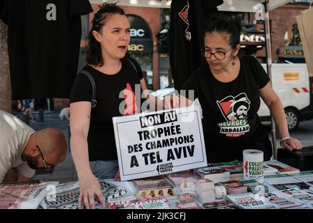 Toulouse, France. 30th juillet 2022. A l'appel du collectif Palestine Vaincra, réhabilité par le Conseil d'Etat il y a quelques semaines, plusieurs activistes ont organisé un stand d'information pour le boycott du Trophée des Champions, et plus largement des produits israéliens. Le Trophée des champions est un match de football entre PSG (champion de Ligue 1) et le FC Nantes (vainqueur du coupe de France) sur 31 juillet 2022 à tel Aviv (Israël). Pour le collectif, ce trophée est une opération commerciale organisée par la Ligue professionnelle de football, autour des promoteurs de la "diplomatie des sports". Ils Banque D'Images