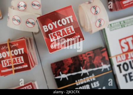 Toulouse, France. 30th juillet 2022. A l'appel du collectif Palestine Vaincra, réhabilité par le Conseil d'Etat il y a quelques semaines, plusieurs activistes ont organisé un stand d'information pour le boycott du Trophée des Champions, et plus largement des produits israéliens. Le Trophée des champions est un match de football entre PSG (champion de Ligue 1) et le FC Nantes (vainqueur du coupe de France) sur 31 juillet 2022 à tel Aviv (Israël). Pour le collectif, ce trophée est une opération commerciale organisée par la Ligue professionnelle de football, autour des promoteurs de la "diplomatie des sports". Ils Banque D'Images