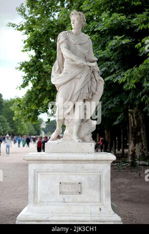 Paris / France - 10 juin 2019 : statue de Jules César de Coustou Nicolas au jardin des Tuileries à Paris, France Banque D'Images