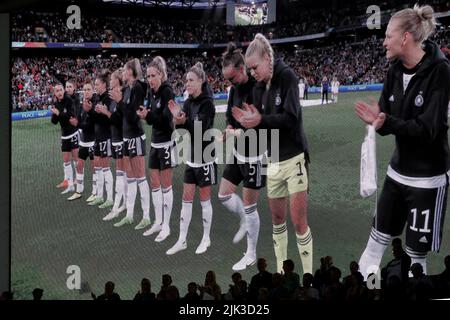 Milton Keynes, Angleterre, 27th juillet 2022. Les fans regardent alors que les joueurs allemands sont projetés sur l'écran géant pendant le jeu des hymnes nationaux avant le coup d'envoi du match de l'UEFA Women's European Championship 2022 au stade :mk, Milton Keynes. Le crédit photo devrait se lire: Jonathan Moscrop / Sportimage Banque D'Images