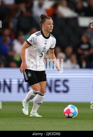 Milton Keynes, Angleterre, 27th juillet 2022. Marina Hegering, de l'Allemagne, lors du championnat d'Europe des femmes de l'UEFA 2022 au stade:mk de Milton Keynes. Le crédit photo devrait se lire: Jonathan Moscrop / Sportimage Banque D'Images