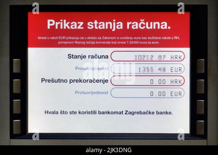 Mise à jour du logiciel sur les ATM montrant des kunas croates et des euros à Zagreb, Croatie, le 29. Juillet 2022. La Croatie adoptera intégralement la monnaie de l'euro sur l'1 janvier 2023. Crédit : Agence photo et vidéo Pixsell/Alamy Live News Banque D'Images