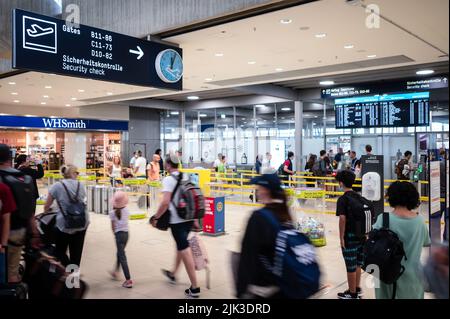 Cologne, Allemagne. 30th juillet 2022. Les opérations normales ont lieu aux points de contrôle de sécurité de l'aéroport de Cologne/Bonn. L'aéroport a signalé des temps d'attente de 30 à 60 minutes le matin de l'avant-dernier week-end de vacances. Credit: Marius Becker/dpa/Alay Live News Banque D'Images