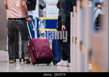 Cologne, Allemagne. 30th juillet 2022. Les voyageurs se rendent au contrôle de sécurité de l'aéroport de Cologne/Bonn. L'aéroport a signalé des temps d'attente de 30 à 60 minutes le matin de l'avant-dernier week-end de vacances en Rhénanie-du-Nord-Westphalie. Credit: Marius Becker/dpa/Alay Live News Banque D'Images