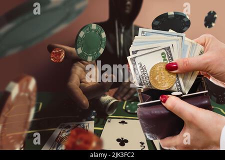 Cartes à jouer classiques, jetons, dés rouges, bitcoin et dollars sur fond vert. Jeu et concept de casino. Banque D'Images