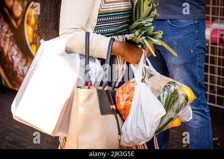 Eindhoven, pays-Bas. 30th juillet 2022. 2022-07-30 11:53:32 EINDHOVEN - sacs avec des provisions sur le marché de Woenselse. La hausse de l'inflation entraîne la hausse des prix de nombreuses denrées alimentaires. ANP ROB ENGELAAR pays-bas - belgique OUT crédit: ANP/Alay Live News Banque D'Images