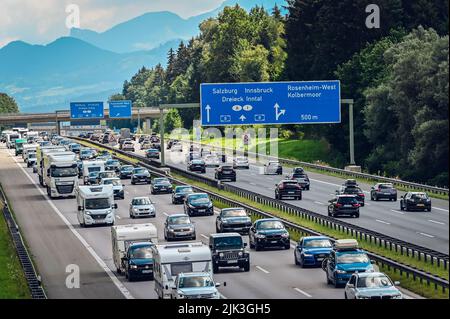 Rosenheim, Allemagne. 30th juillet 2022. Les véhicules sont bloqués sur l'autoroute A8 de Munich à Salzbourg avant le triangle Inntal dans les deux directions. Credit: Uwe Lein/dpa/Alay Live News Banque D'Images