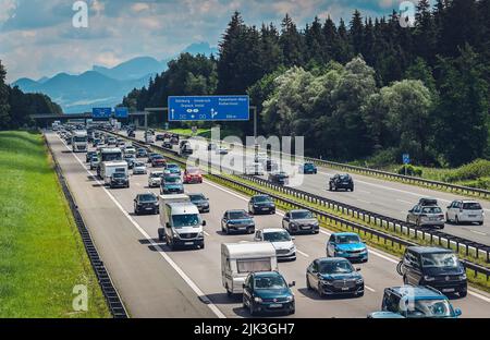 Rosenheim, Allemagne. 30th juillet 2022. Les véhicules sont bloqués sur l'autoroute A8 de Munich à Salzbourg avant le triangle Inntal dans les deux directions. Credit: Uwe Lein/dpa/Alay Live News Banque D'Images