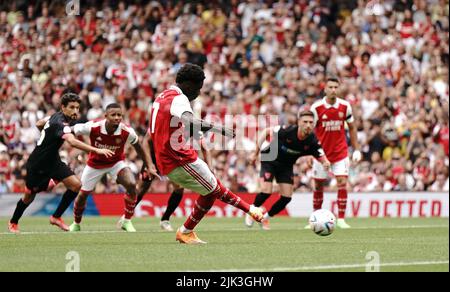 Bukayo Saka d'Arsenal marque le premier but du match de son côté à partir de la zone de pénalité lors de la finale de la coupe Emirates au stade Emirates, à Londres. Date de la photo: Samedi 30 juillet 2022. Banque D'Images