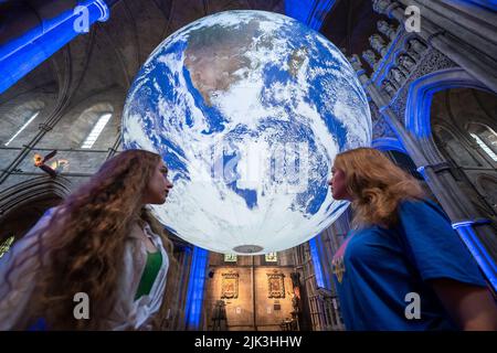 Londres, Royaume-Uni. 30th juillet 2022. Installation de la terre de Gaia par Luke Jerram dans l'église Saint-Jean-Baptiste, Shepherd's Bush. La sculpture monumentale à éclairage intérieur retourne à la ville dans le cadre du festival Kensington + Chelsea. Jerram, artiste britannique, a pour objectif d'inculquer aux astronautes un sentiment d'« effet de vue d'ensemble » lorsqu'ils regardent la Terre depuis l'espace. Credit: Guy Corbishley/Alamy Live News Banque D'Images