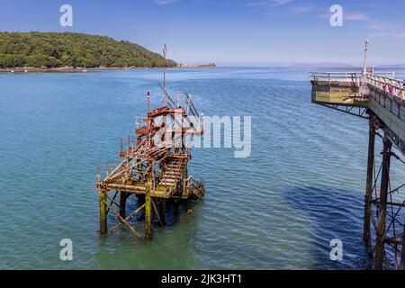 Les vestiges du Chain Ferry atterrissent à Garth Pier, sur le détroit de Menai, à Bangor, au nord du pays de Galles Banque D'Images