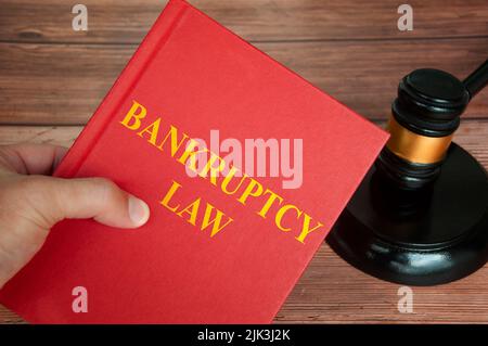 Texte de loi de faillite sur le livre de loi avec le juge gavel sur le bureau en bois. Concept de droit Banque D'Images